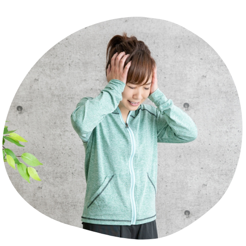 悩んでいる女性